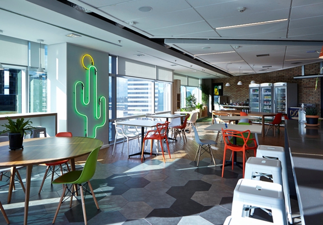 辦公室裝修設(shè)計(jì),IT公司辦公設(shè)計(jì),廣州裝飾公司,海博裝飾.jpg 辦公室裝修設(shè)計(jì),IT公司辦公設(shè)計(jì),廣州裝飾公司,海博裝飾.jpg